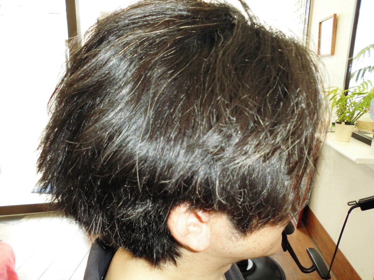 ツムジの周辺がをペチャンコならないようにソフトに施術 耳後ろはクセが 強いので しっかりと施術 埼玉県志木市お住いｗ様 縮毛矯正歴１３年 Studio T Wave スタジオティーウェーブ