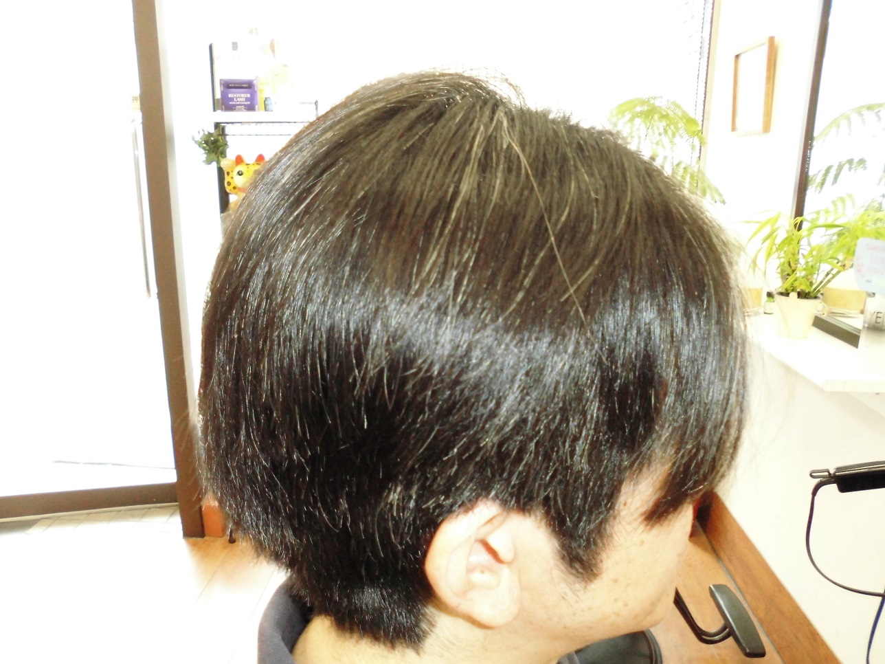 ツムジの周辺がをペチャンコならないようにソフトに施術 耳後ろはクセが 強いので しっかりと施術 埼玉県志木市お住いｗ様 縮毛矯正歴１３年 Studio T Wave スタジオティーウェーブ